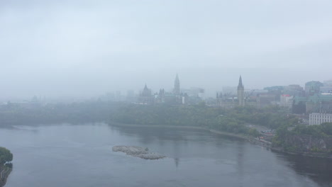 Vista-Aérea-Del-Parlamento-Canadiense-A-Través-De-Una-Espesa-Niebla