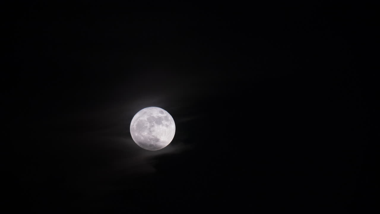 Timelapse de Nascer da Lua Cheia Nublado 2