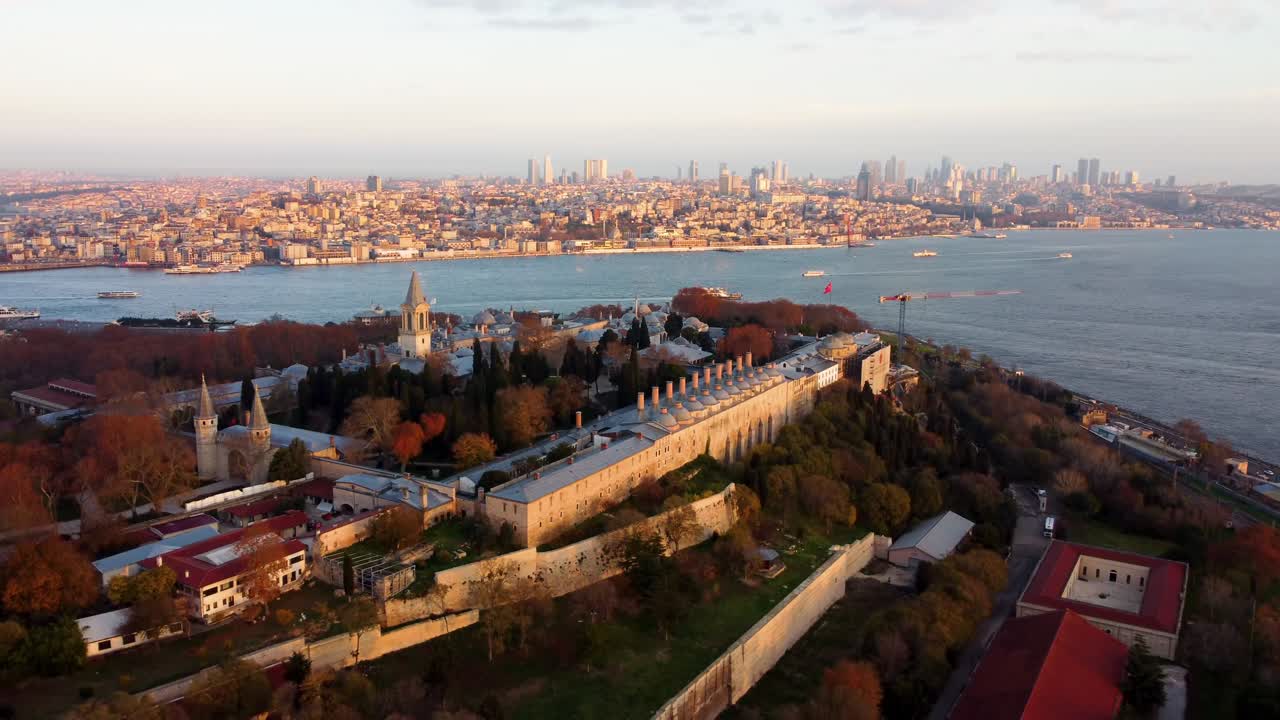 vista aérea del palacio de topkapi y la península histórica en estambul. imágenes en 4k en turquía