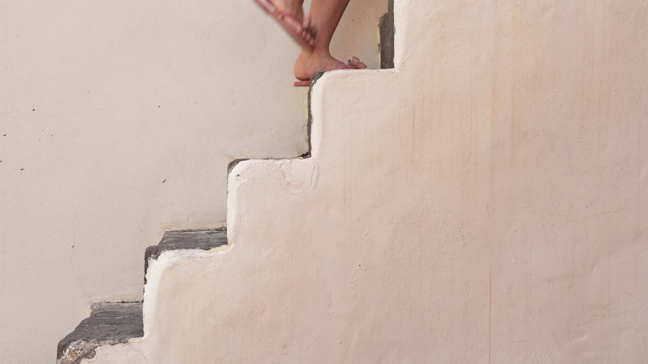 joven y atractiva mujer subiendo las escaleras con falda, vista lateral