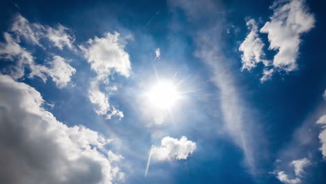 tiempo lapso hermoso fenómeno natural halo solar con nubes en el cielo