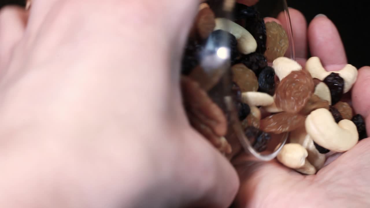 Nøtter med rosiner i et glass