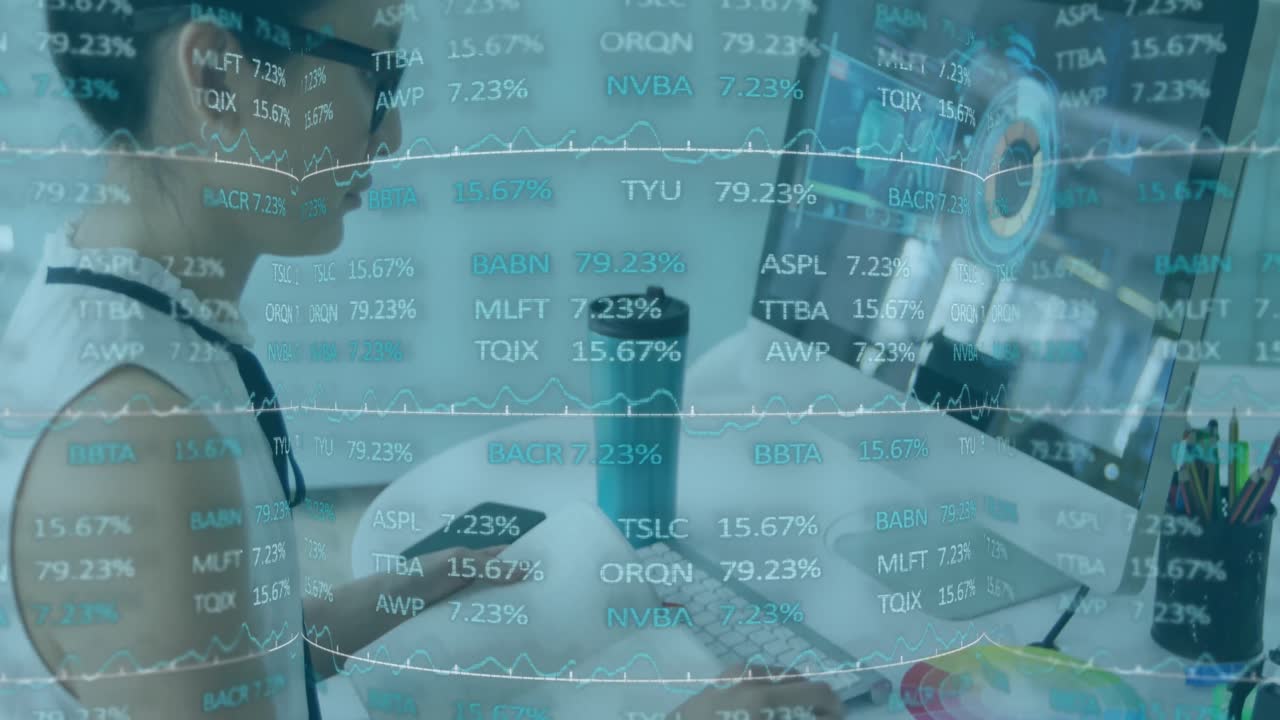 animación de tablero de negociación sobre mujer asiática dibujando en el escritorio usando tableta gráfica