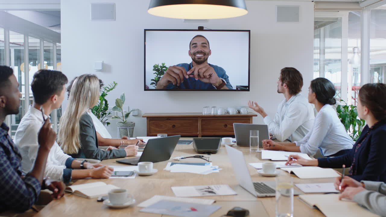 grupo de personas de negocios que tienen una conferencia de llamadas reunión en la sala de juntas líder del equipo hombre charlando con colegas usando video chat en línea en la pantalla de televisión discutiendo ideas en la oficina 4k