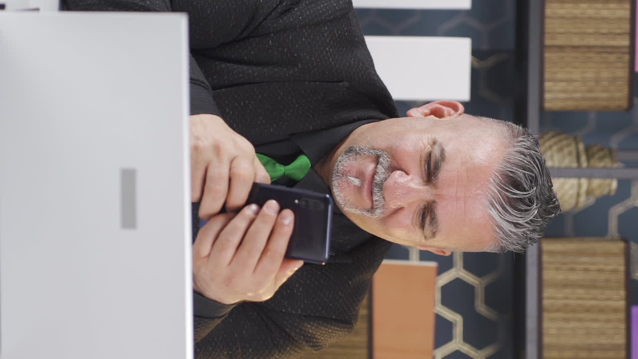 video vertical de un hombre de negocios que le gusta la aplicación.