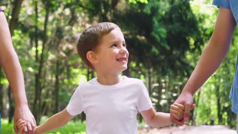 una familia de tres personas está caminando en el parque 01