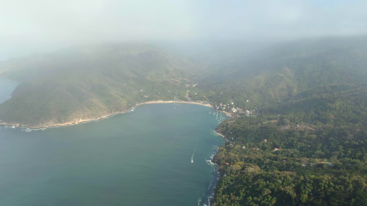 Atmosfera nebbiosa nel paesaggio montano che circonda il Yelapa Beach Resort a Jalisco, Messico