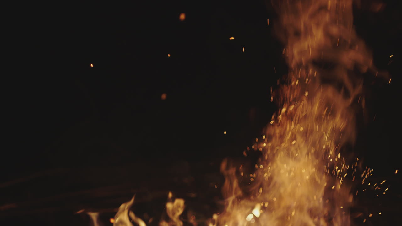 llamas ardiendo en la oscuridad