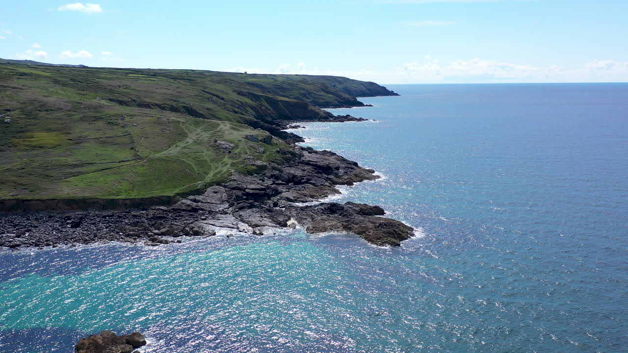 vista aérea de drones alrededor de la costa en st ives cornwall