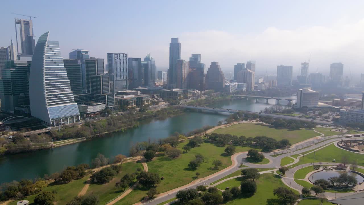 Uma vista majestosa das muitas pontes da cidade, atravessando as águas sinuosas do rio Colorado e conectando os vários bairros da cidade