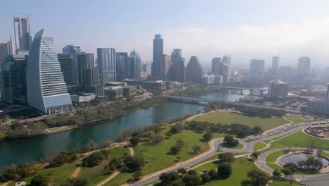 Una-Vista-Majestuosa-De-Los-Numerosos-Puentes-De-La-Ciudad,-Que-Cruzan-Las-Sinuosas-Aguas-Del-Río-Colorado-Y-Conectan-Los-Distintos-Barrios-De-La-Ciudad