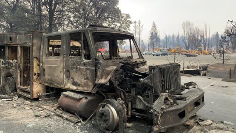 Camión-De-Bomberos-Quemado-Debido-A-Un-Gran-Incendio-Forestal-Dañino