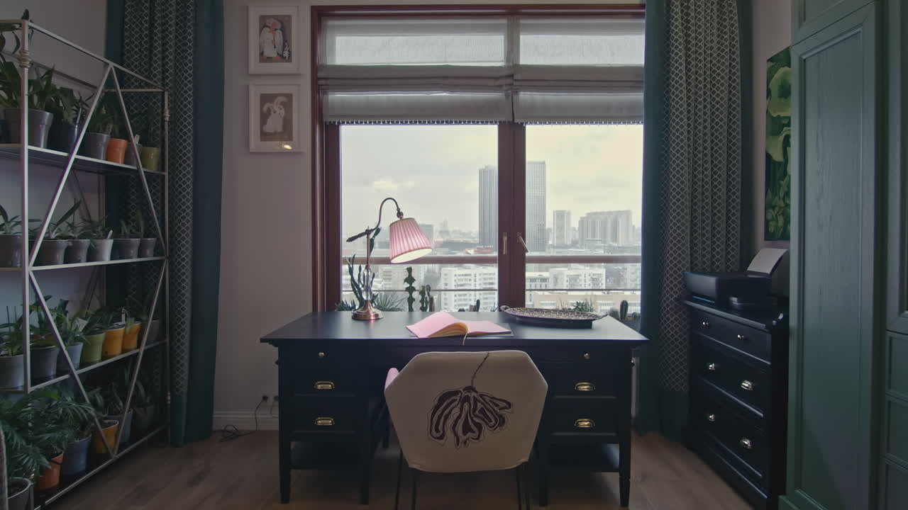 도시 전망을 가진 세련된 홈 오피스