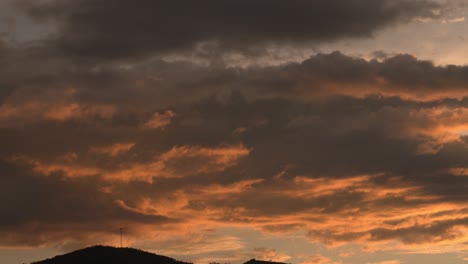 lapso de tiempo de un atardecer dramático con nubes naranjas hermoso atardecer cielo dorado hermoso 4k lapso de tiempo de majestuoso amanecer o atardecer nubes cielo paisaje increíble colorida luz de la naturaleza fondo del cielo