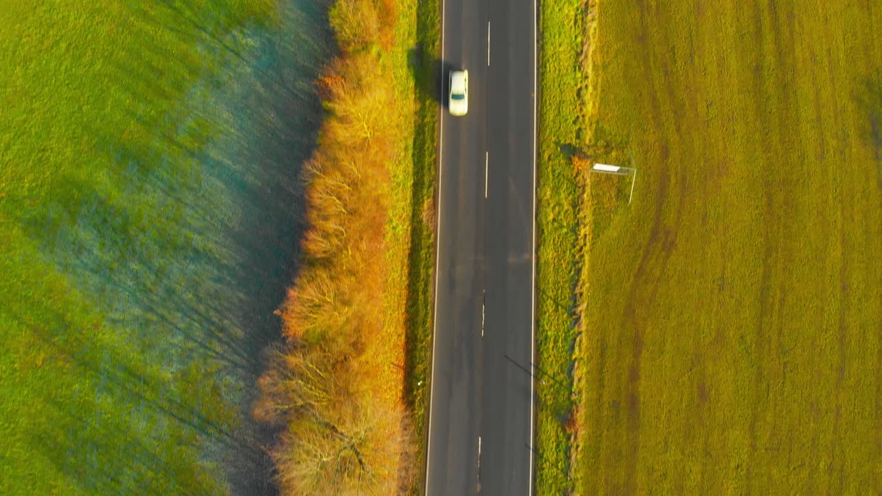 약간의 교통량이 있는 탁 트인 시골길 위의 드론 비행