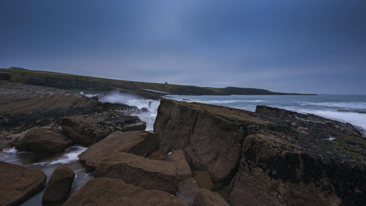 lapso de tiempo de la costa escarpada con nubes en movimiento y rocas marinas en mullaghmore head en el condado de sligo en el camino atlántico salvaje en irlanda