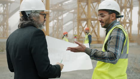 reunión en el sitio de construcción