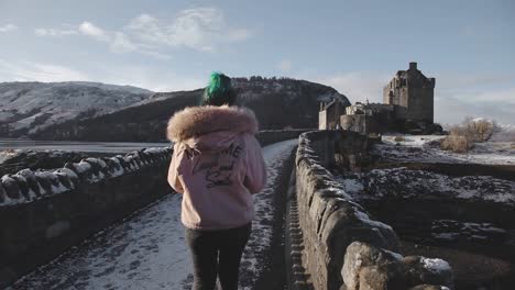 Mujer-Sola-Que-Viaja-Al-Castillo-De-Eilean-Donan-Escocia