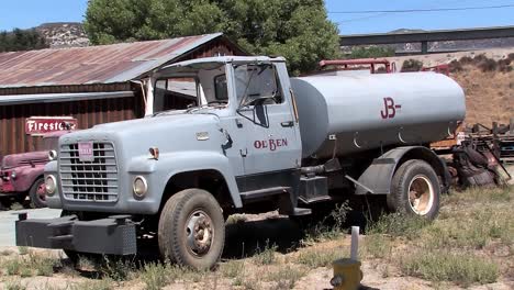 Old-truck-in-Califronia,-USA