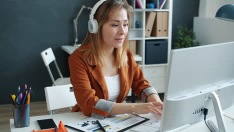 frau arbeitet im büro am computer