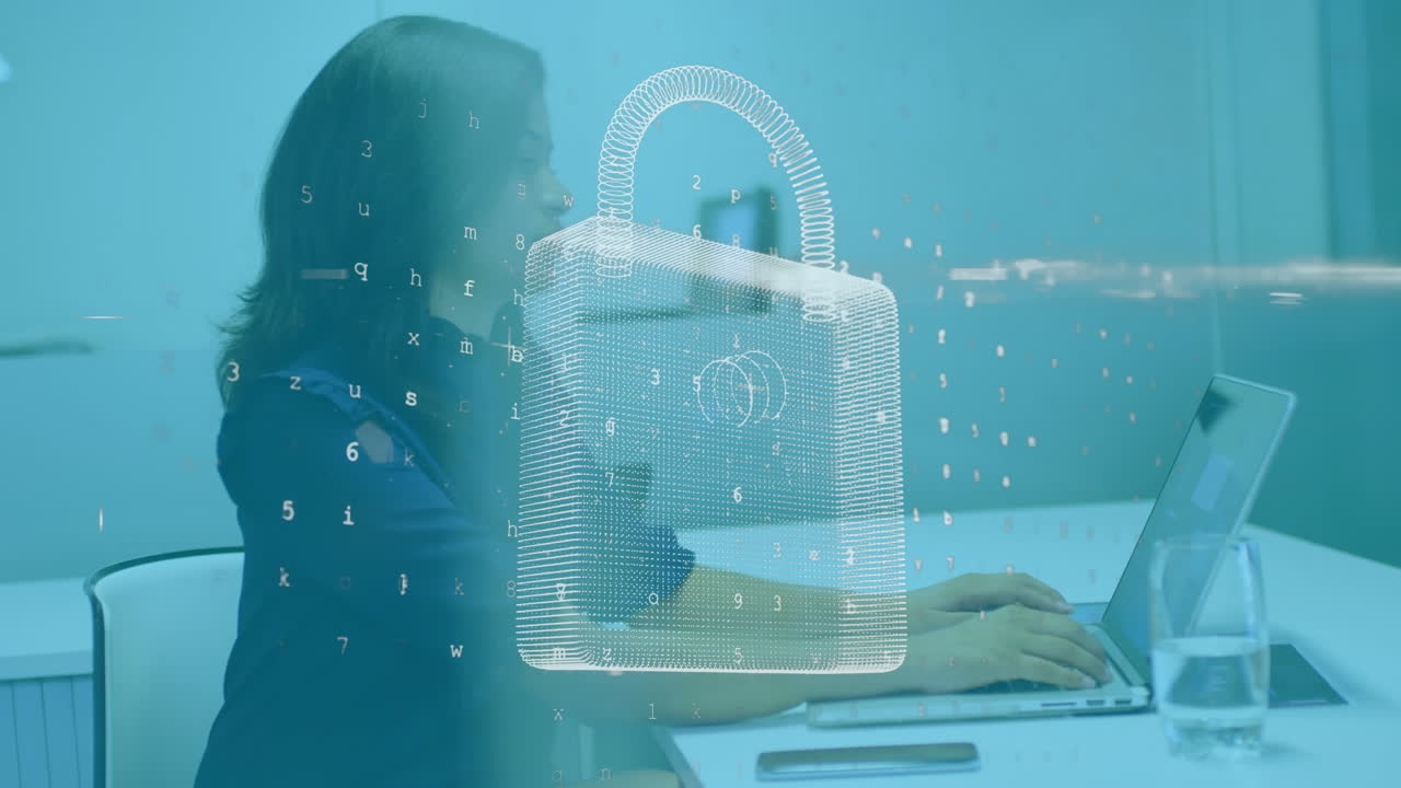 animación de un candado de seguridad en línea con procesamiento de datos sobre una mujer de negocios que usa una computadora portátil