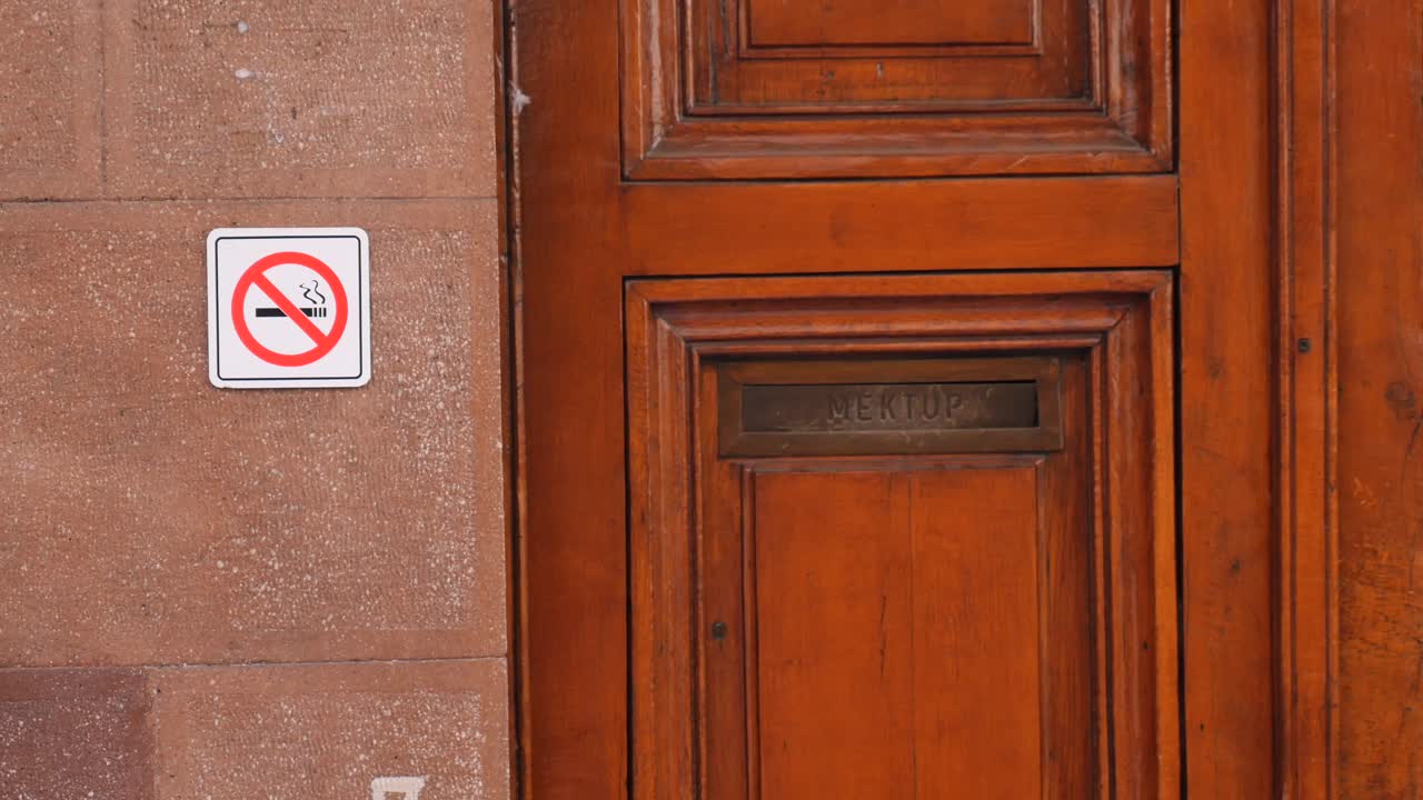 Cartello di divieto di fumo sul muro accanto alla porta
