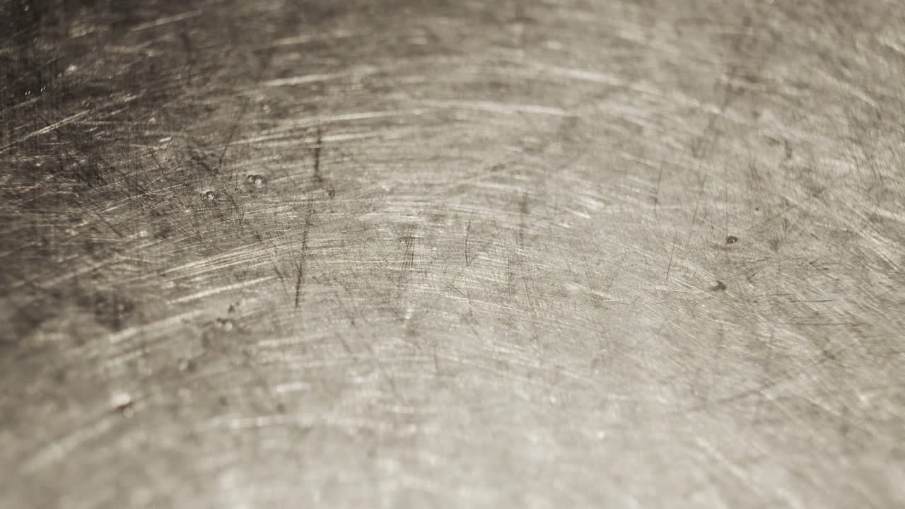 agua goteando en un fregadero de metal