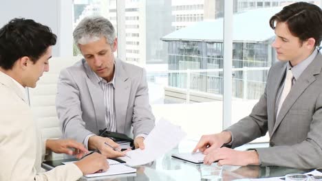 hombres de negocios ambiciosos que tienen una colaboración