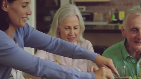 Familia-De-Tres-Generaciones-Comiendo-Juntas