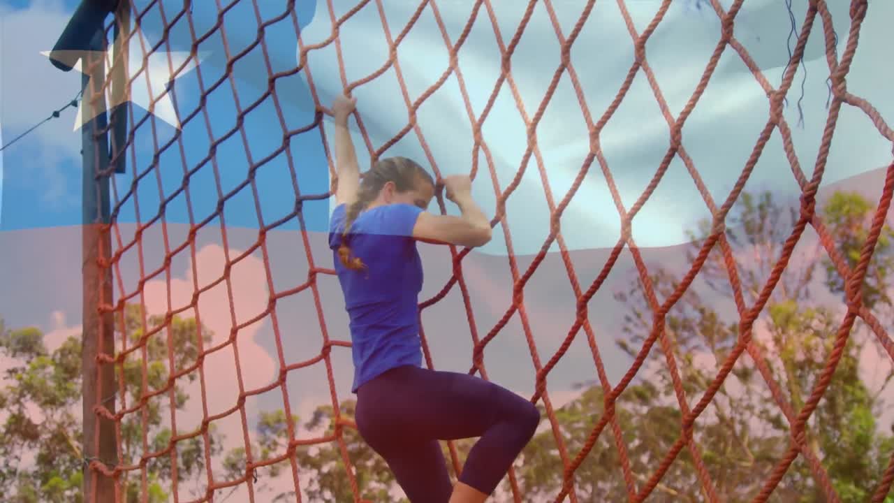 animación de la bandera de chile sobre una mujer caucásica durante el entrenamiento de una carrera de obstáculos