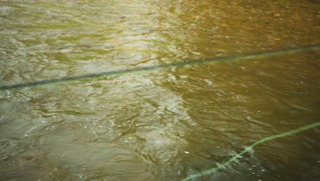 Toma-Detallada-De-Un-Hombre-Pescando-Con-Mosca-En-Un-Río-En-Un-Día-Soleado-En-Aguas-Rápidas