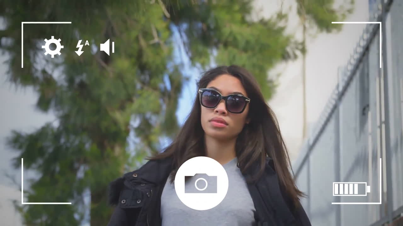 tomando fotos de una mujer en una cámara digital