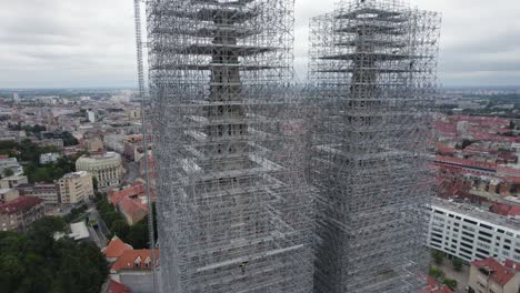 Kathedrale-Von-Zagreb:-Türme-Werden-Renoviert,-Eingehüllt-In-Gerüste-–-Luftumlaufbahn