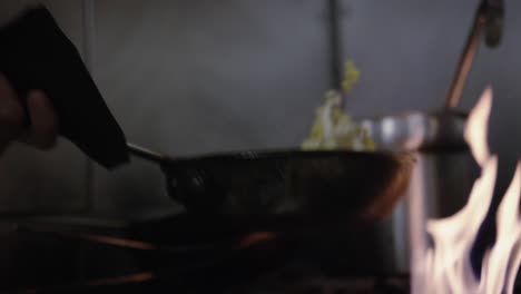chef volteando la comida en una cacerola