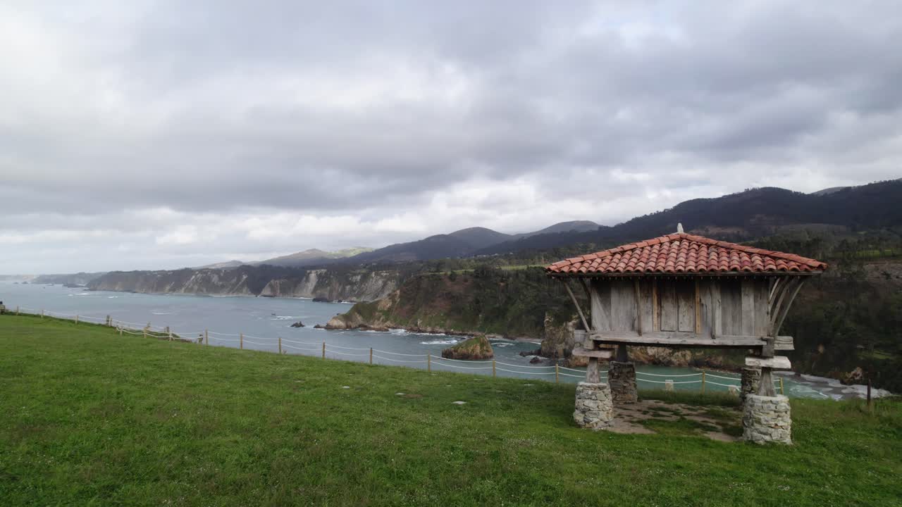 Horreo, en traditionel kornmagasinbygning fra Nordspanien på en klippe ved havet i Cadavedo, Asturien, Spanien