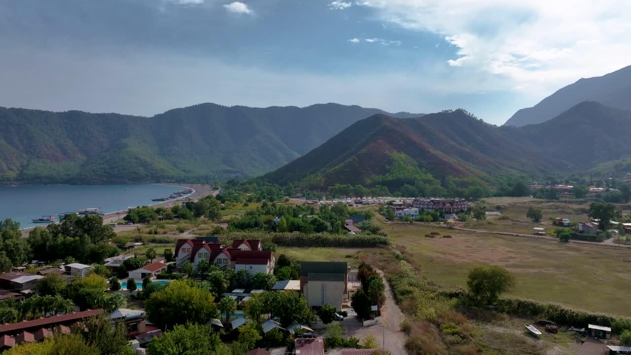 взгляд с воздуха на деревню на берегу озера