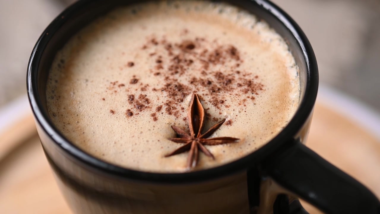 Chai Latte in tazza nera con spezie (anice stellato e cannella)