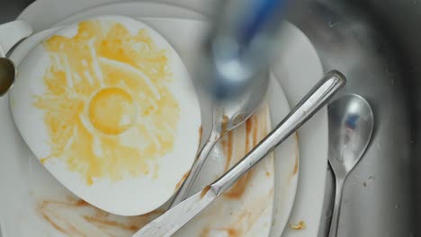 platos sucios en el fregadero