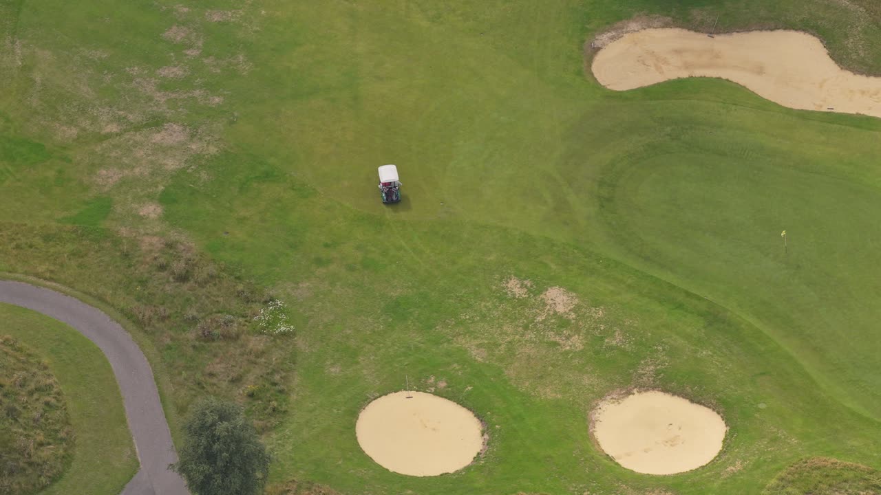 Sorvolo con drone: lussureggiante campo da golf con bunker e fairway, 18 buche