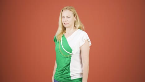 la mujer está disgustada.