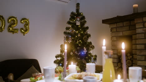 celebración de la víspera de año nuevo en la sala de estar.