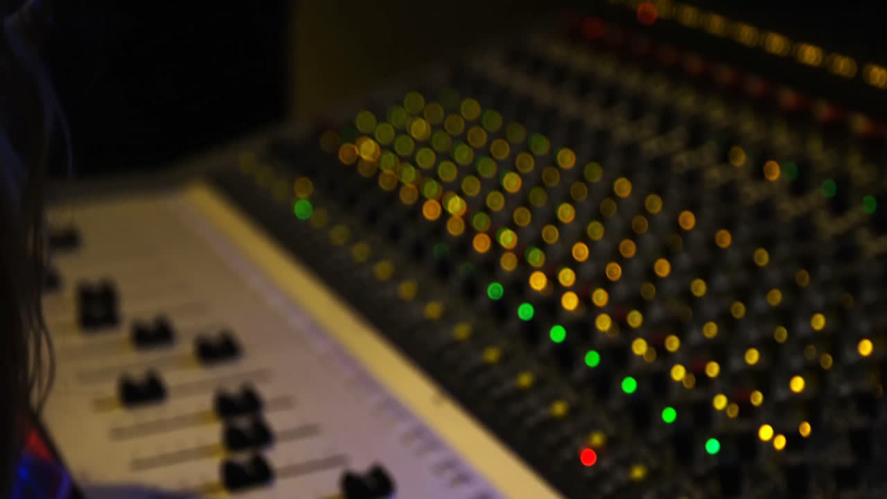 ingeniera de audio con mezclador de sonido