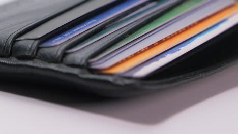 tarjetas de crédito en una billetera negra