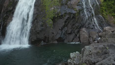 Cascada-Ohko,-Tiro-Inclinado-Que-Revela-Una-Hermosa-Escena-Natural,-Yakushima-Japón