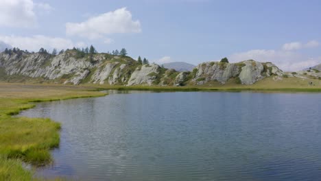 pacífico lago de montaña en el valle de aosta, en el norte de italia