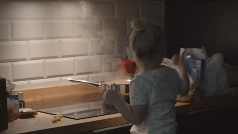 Pequeño-Chef-Cocinando-Un-Plato-De-Pasta