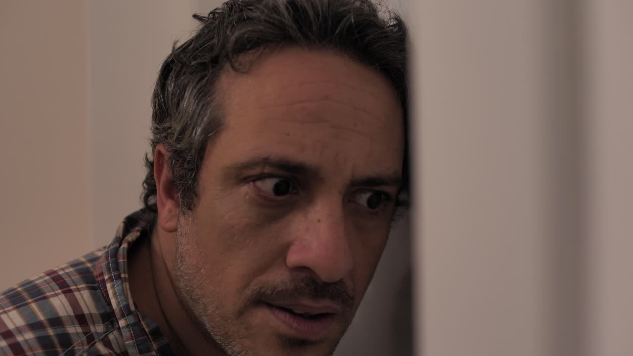 retrato de esposo celoso escucha a escondidas a esposa y amante a través de las puertas