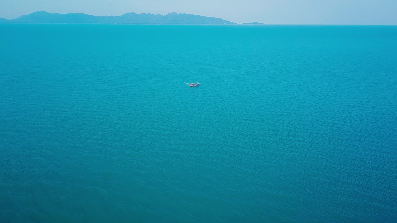 푸켓 섬에서 관광 태국 롱테일 어선을 추적하는 공중 전망 드론, 아름다운 바다 배경을 가진 화창한 아침 푸켓 태국의 놀라운 안다만 바다