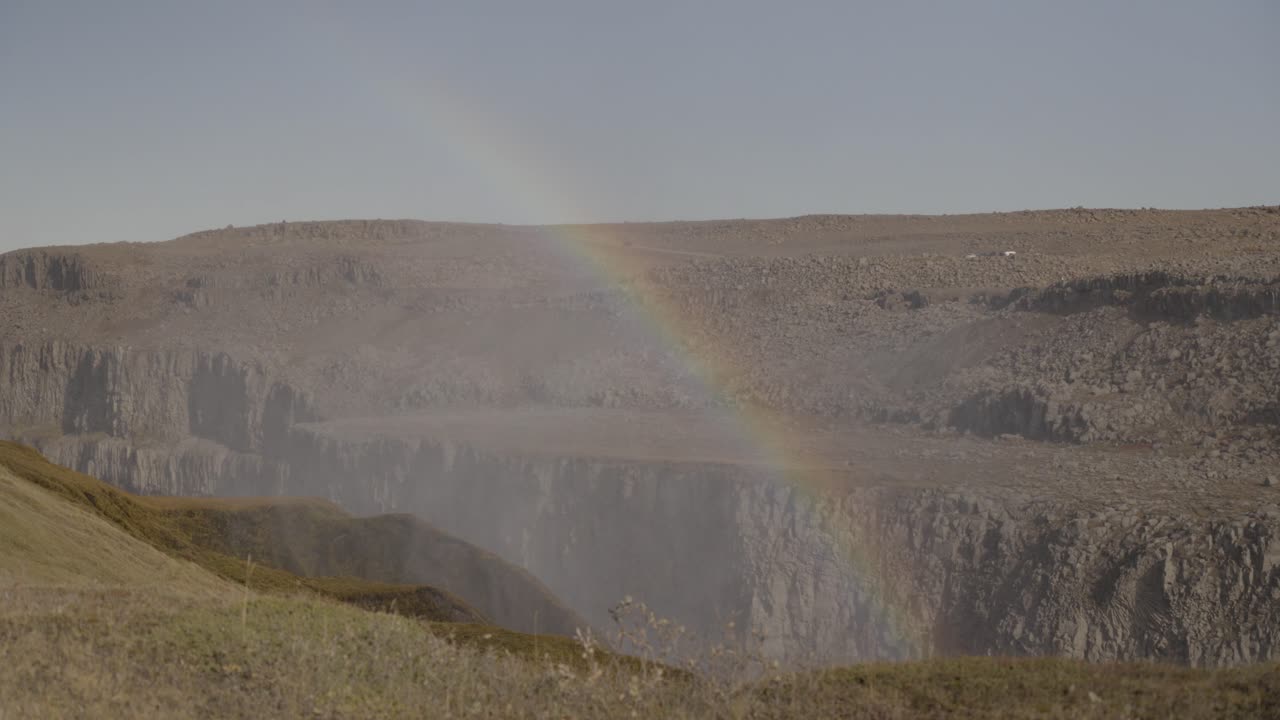 cañón de islandia con un tenue arco iris