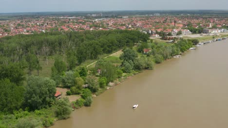 Motorboat-Sailing-At-Ada-Ciganlija-In-Serbia-With-Cityscape-Of-Belgrade-On-Backdrop